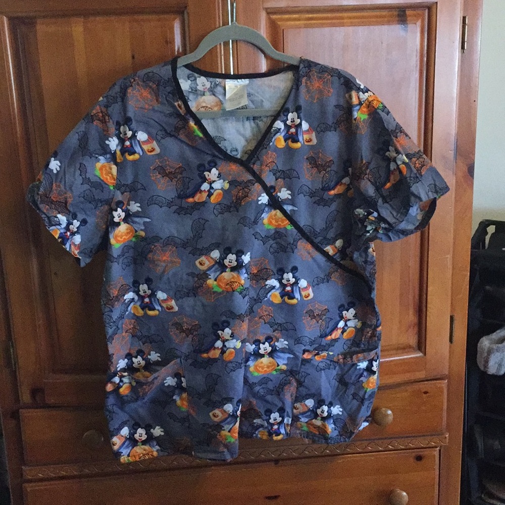 Used xxl Mickey Mouse Halloween scrub top